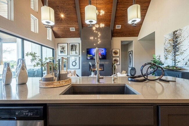 Building Photo - 217 Northcrest Dr