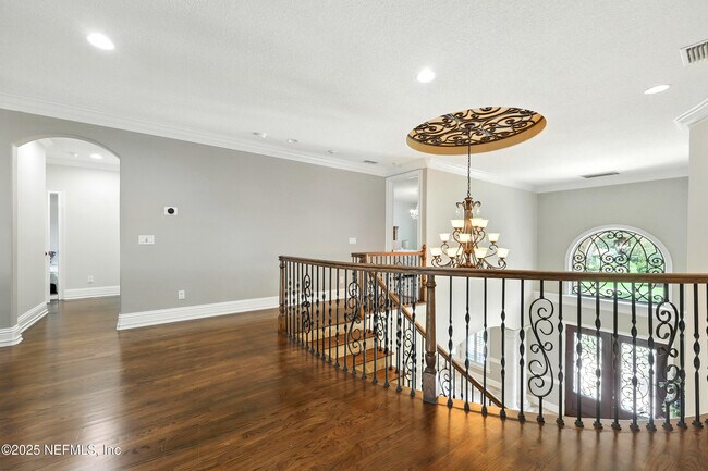 Building Photo - 2061 Crown Dr