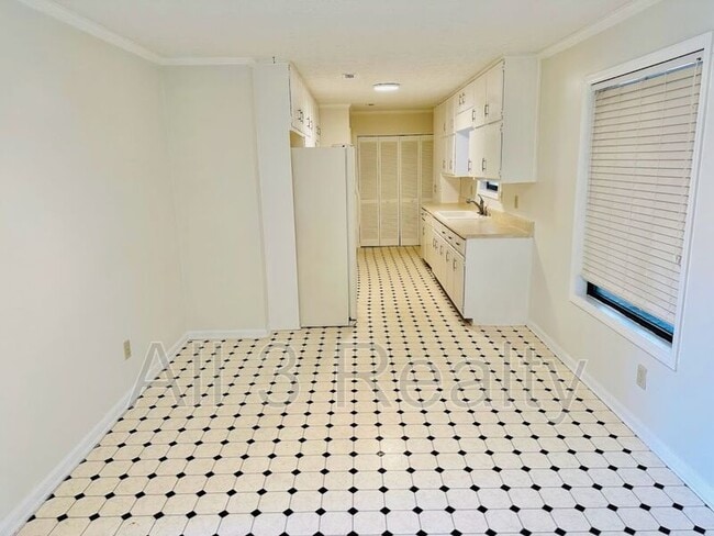 Building Photo - 175 Eli Run