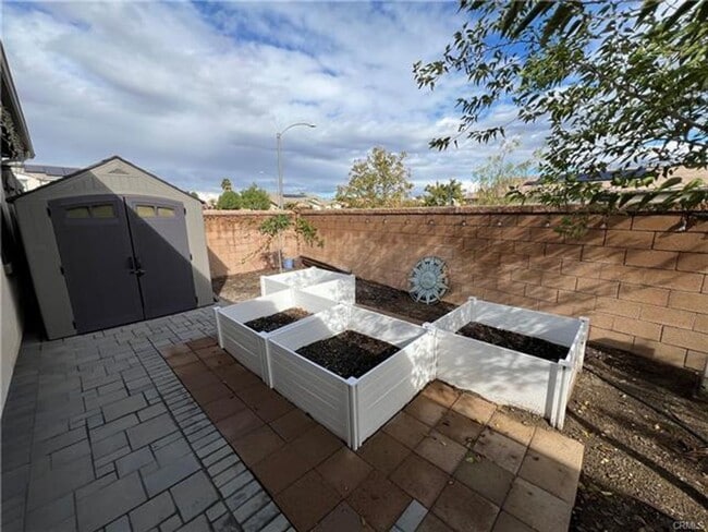 Building Photo - Welcome to this exceptional single-story 4-bedroom, 4-bathroom home!