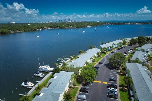 Building Photo - 204 Pompano Dr SE