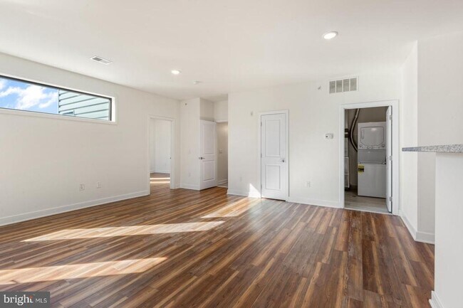 Building Photo - 2411 Kensington Ave