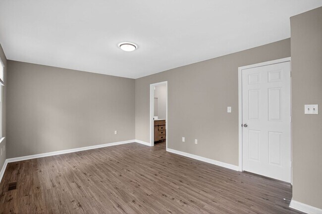 Building Photo - 2 Bedroom 2.5 Bath End Unit Townhouse in Fredericksburg