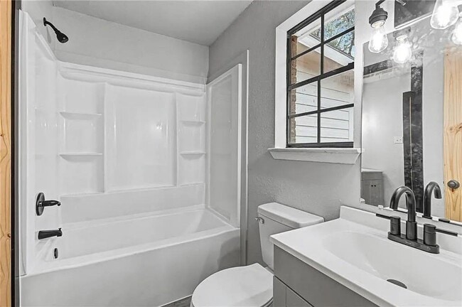 Building Photo - 2513 N Pinecliff Ct