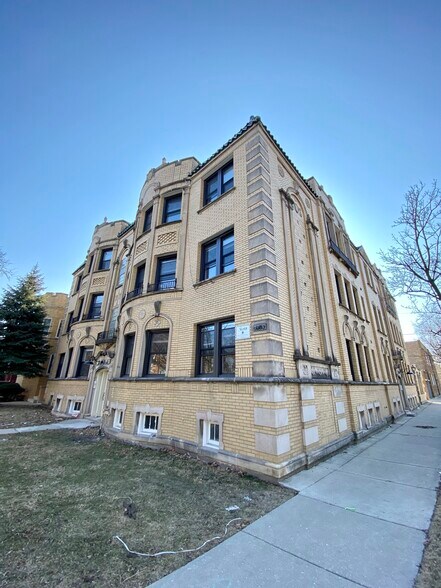 Corner Building - 3225 W Catalpa Ave