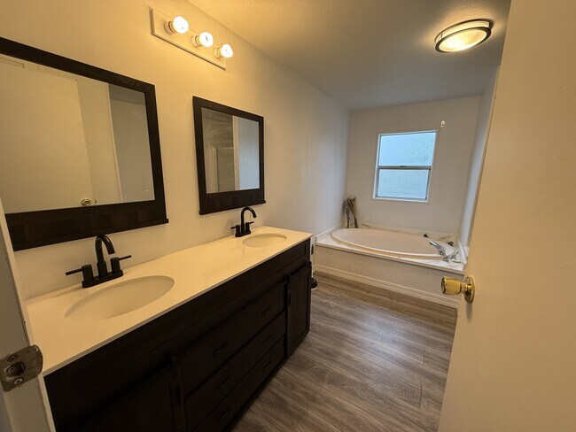 Building Photo - 4140 Bonanza Cir