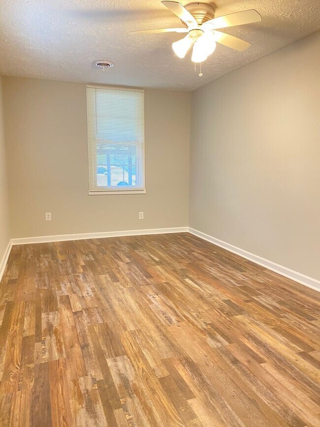 Building Photo - Quiet Country Living on 1 Acre in Murfreesboro! - 3br 2ba