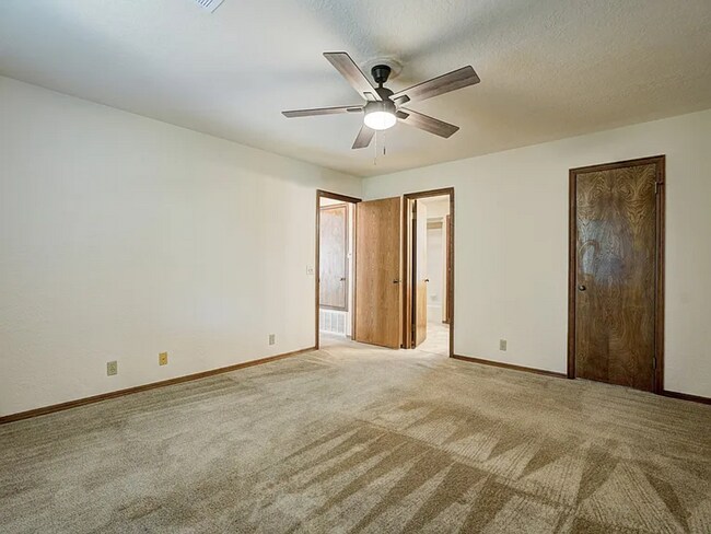 Building Photo - Beautiful 3bed/3bath Townhome Available in Westside Norman!!