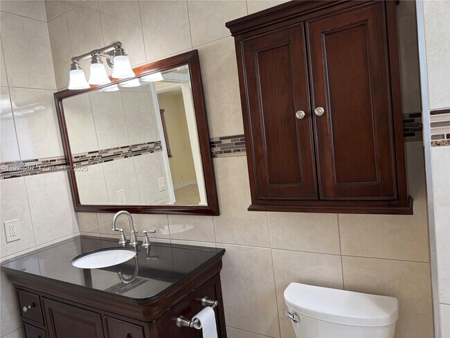 Building Photo - 811 NE 10th St