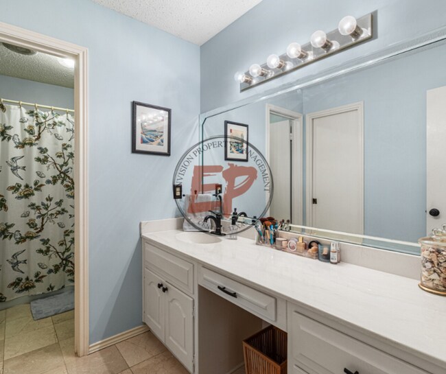 Building Photo - 712 Willow Creek Dr