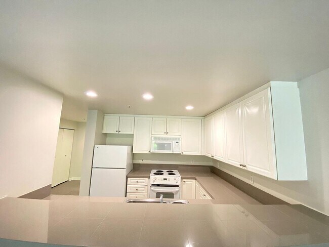 Building Photo - Spacious Seattle Condo - $2,000