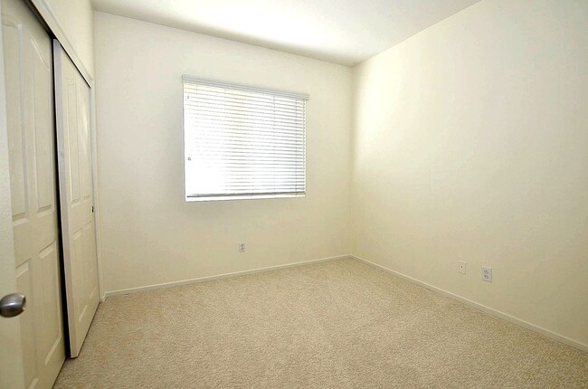 Building Photo - 4Br/3-1/2 bathroom Home