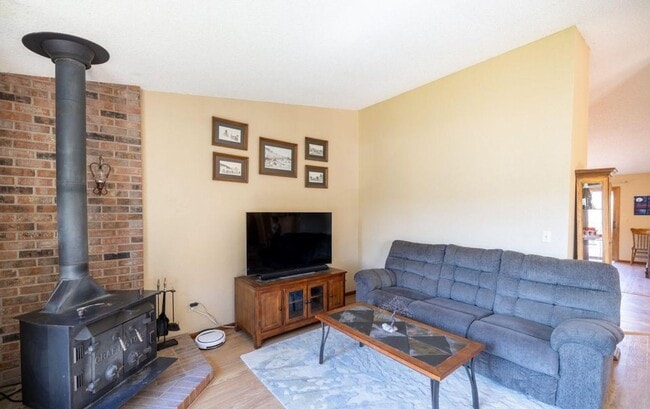Building Photo - Charming 3-Bedroom Ranch for Rent in Prime...