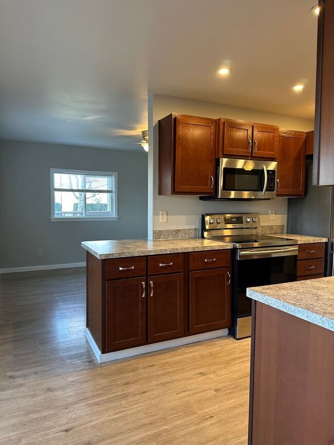 Building Photo - Updated House on 1/2 an Acre Near Spongs Landing Park! Pet Friendly!