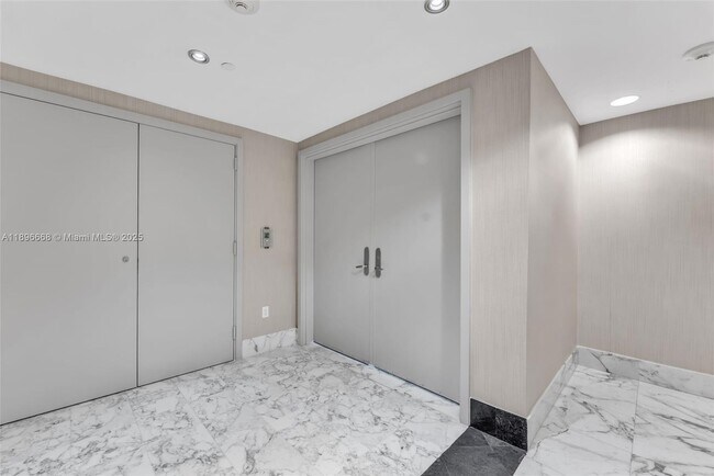 Building Photo - 1331 Brickell Bay Dr