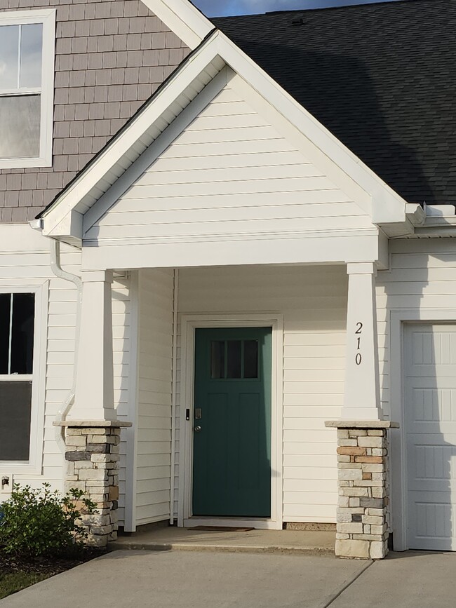 Building Photo - 210 Woodhouse Wy
