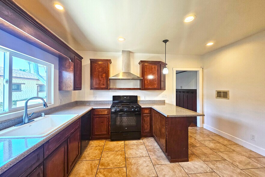 Building Photo - 648 N Heliotrope Dr