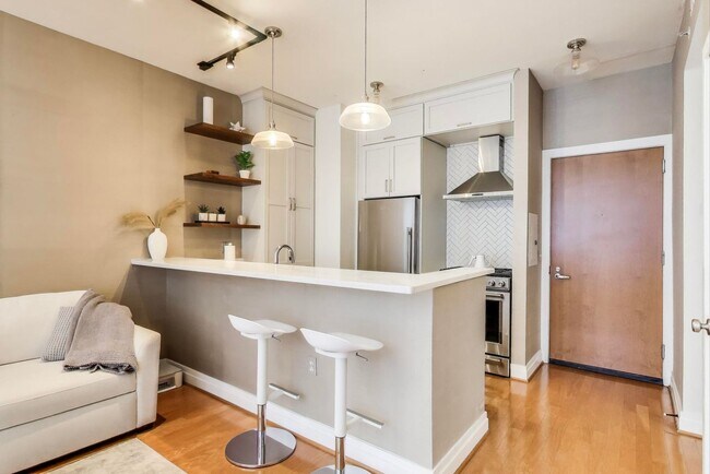 Building Photo - Beautiful 1 bedroom + 1 Ba + Garage space ...