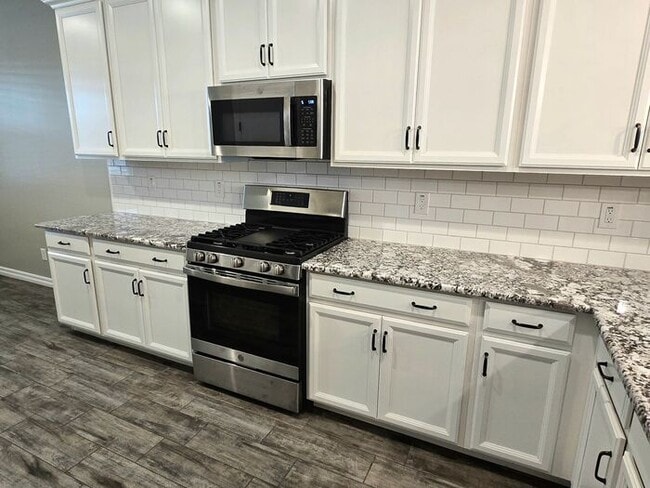 Building Photo - $300 MOVE-IN DISCOUNT - 3-BEDROOM WITH COMMUNITY POOL