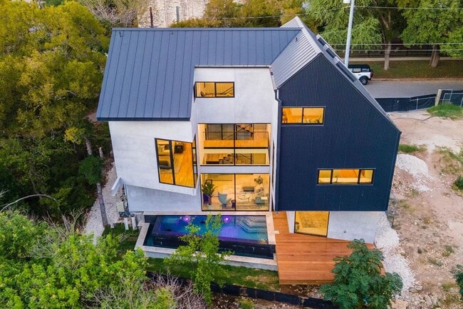 Building Photo - 1111 W 31st St