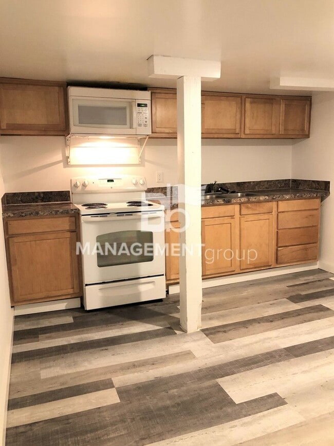 Building Photo - Updated SE Portland Basement Studio Apartm...