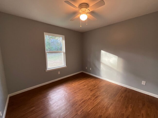 Building Photo - Adorable 2/1 in Great Location with Pest Control Included