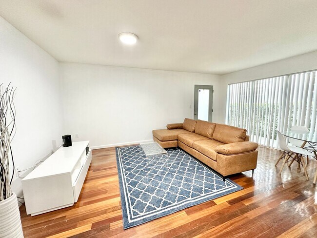 Building Photo - Tastefully furnished 1bed/1bath in the heart of South Beach!