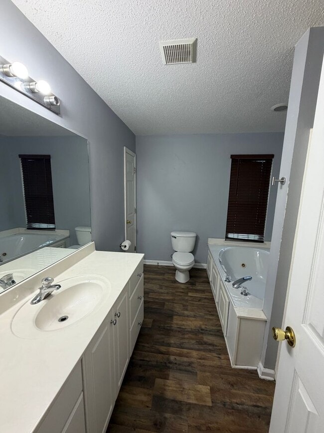 Building Photo - 3BR House with Community Pool