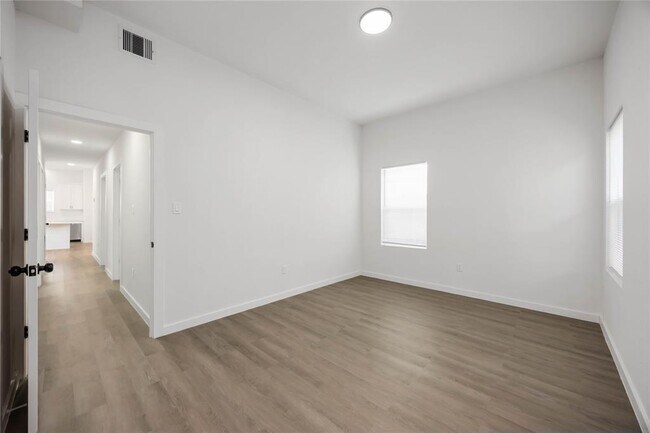 Building Photo - 330 Clearwater St