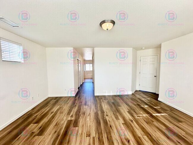 Building Photo - Spacious 4-Bedroom 3 Bath, 3 Car Garage Home with Loft, Living Room and Family Room Outdoor Kitch...