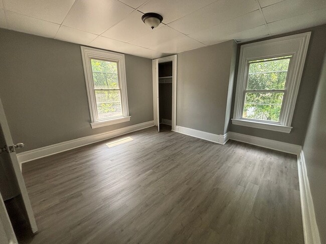 Building Photo - Newly updated 3 bedroom apartment in Mt Wa...