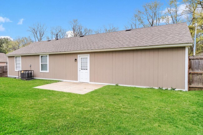 Building Photo - 3883 Winwood Dr