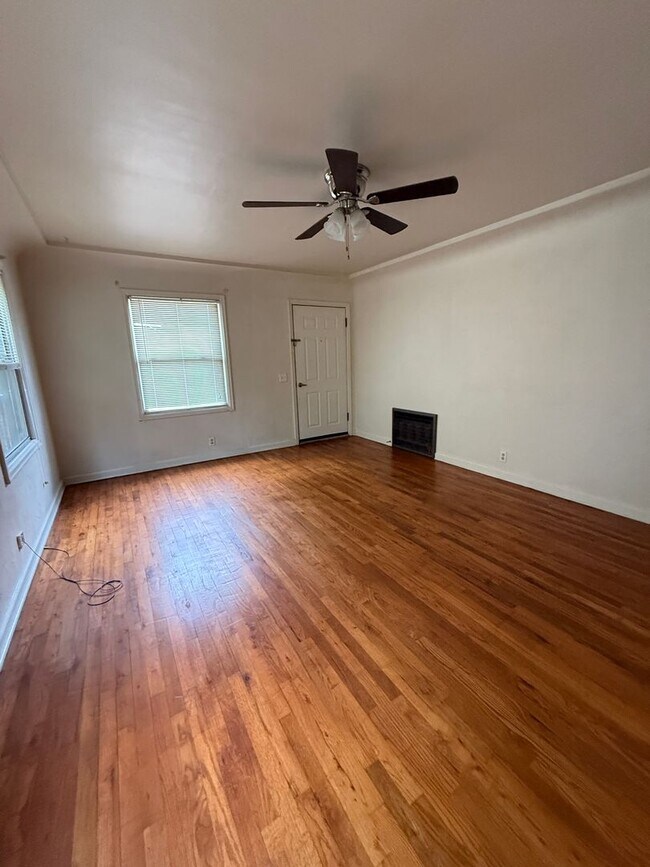 Building Photo - Very Large 1 Bedroom 1 Bathroom Home Available Now