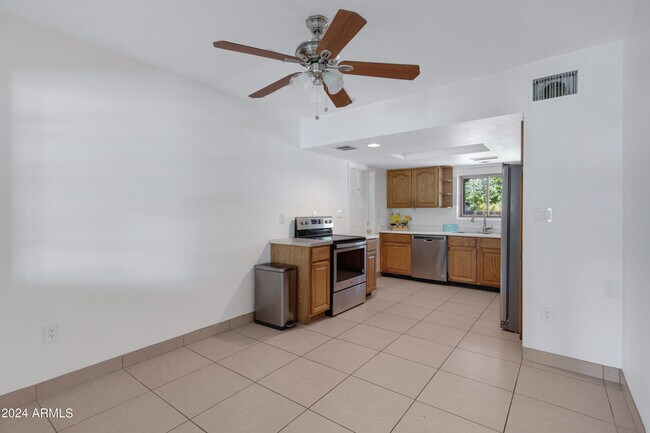Building Photo - 335 E Solana Dr
