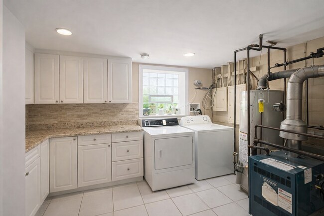 Building Photo - 8604 W Carmen Ave