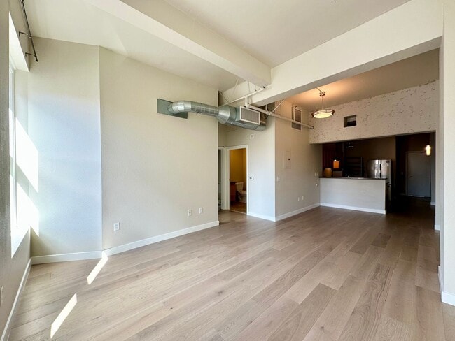 Building Photo - Bright 1BR/1BA Condo in Downtown SF – Step...