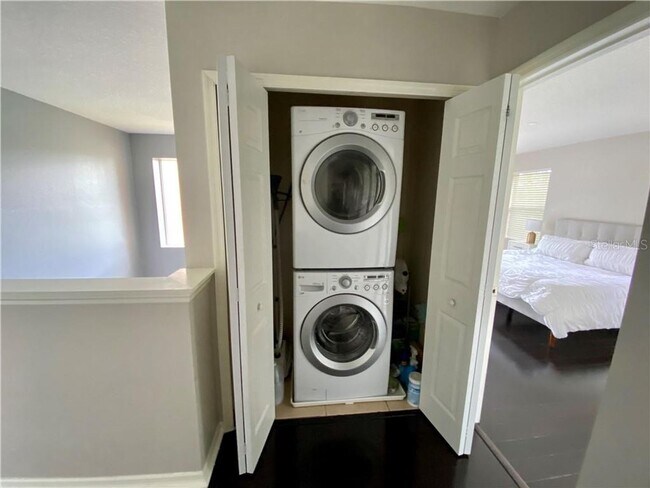 Building Photo - SUPER LOCATION FOR THIS 2 story 3 bdrm TOWNHOUSE!!