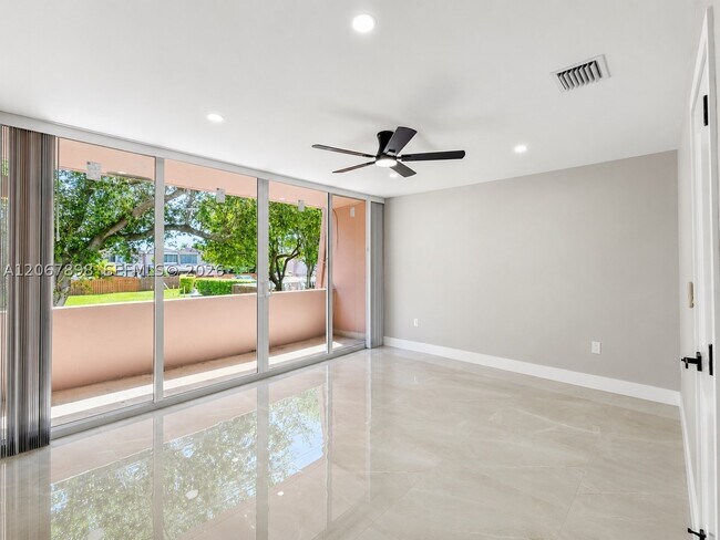 Building Photo - 14124 Kendale Lakes Cir