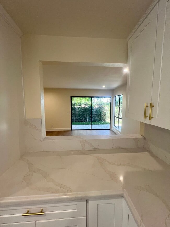Building Photo - Thousand Oaks - 3 bedroom, 2.5 bath in the...