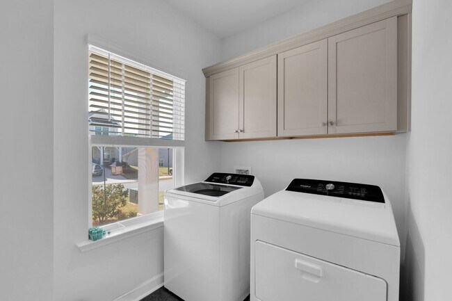 Building Photo - Beautiful Fully Furnished.