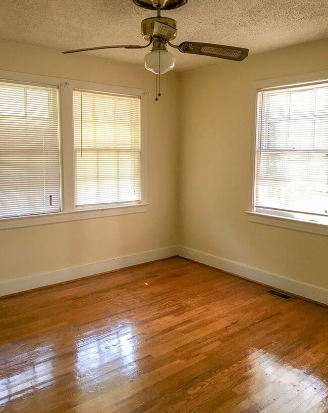 Building Photo - Charming 3-Bed Home in Forest Acres – Spac...