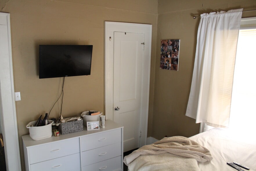 Building Photo - 208 W Elm Ave