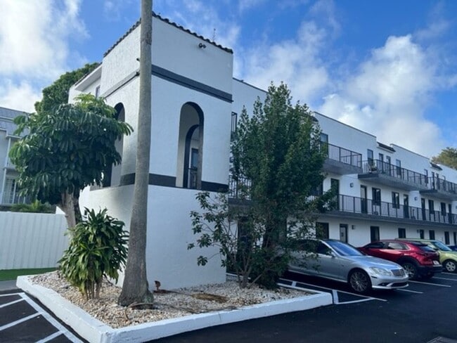 Interior Photo - 2705 NE 9th Ave