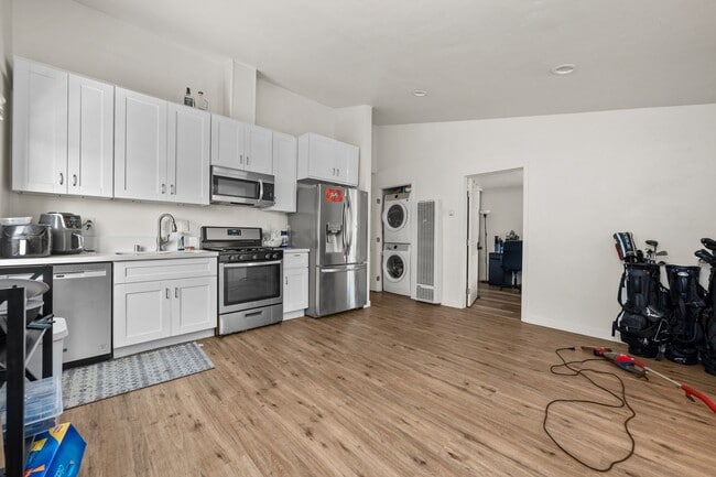 Building Photo - Two full kitchens, two washers & dryers, two dishwashers!