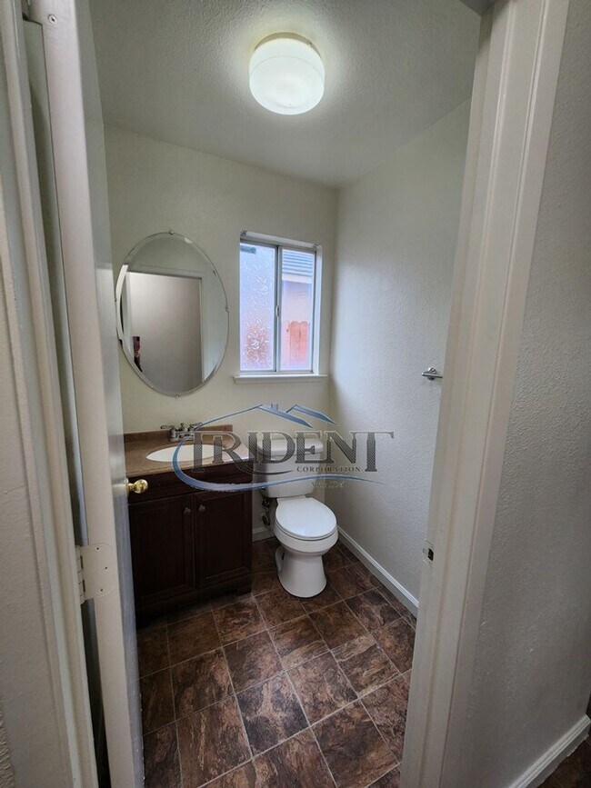 Building Photo - 3 bedroom, 2 ½ bath SOLAR home