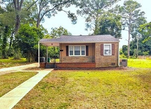 Building Photo - Minutes from Uptown!  Great Price & Locati...