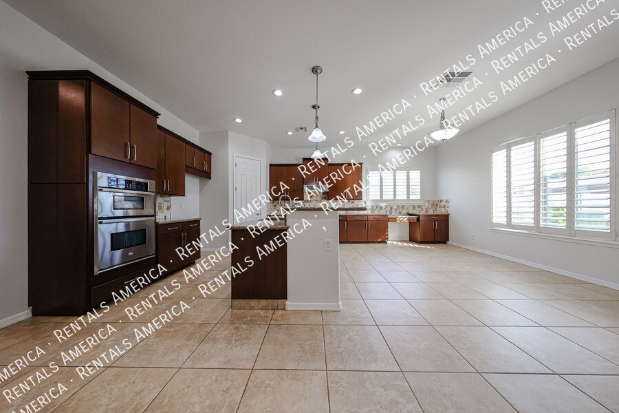 Building Photo - 1935 W Sparrow Dr