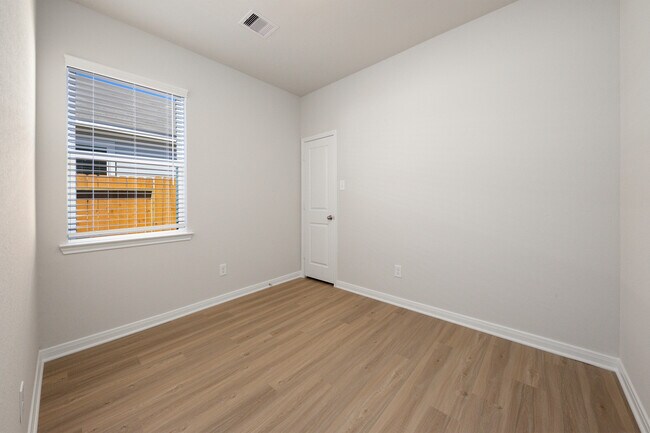 Building Photo - 15479 Maple Ter Dr