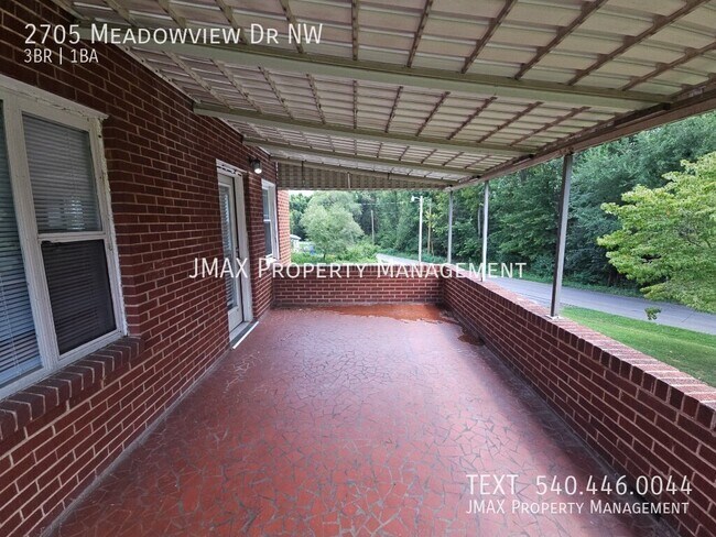 Building Photo - 2705 Meadowview Dr NW