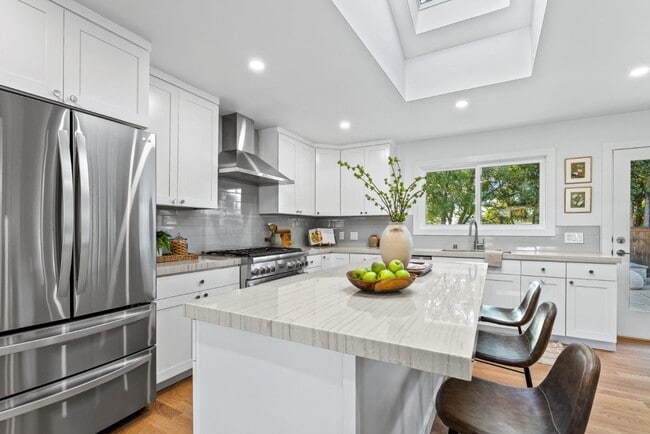 Building Photo - 880 Pinehurst Dr